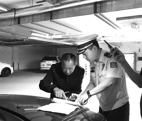 平阴县消防救援大队对电动自行车违规充电开出罚单 山东省消防救援总队供图